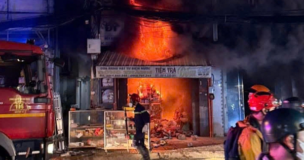 Cháy dữ dội cửa hàng bán thiết bị điện, nước ở TP HCM