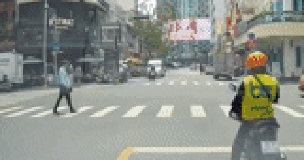 CLIP: Ô tô rẽ trái, tông trúng người đi bộ đi đúng vạch kẻ đường ở trung tâm TP HCM