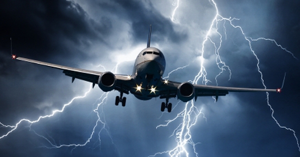 Điều gì xảy ra nếu máy bay bị sét đánh giữa trời?