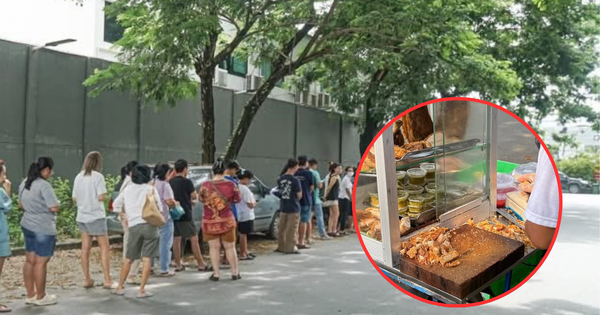 Bán 50kg heo quay chỉ trong 30 phút, ông chủ áp lực vì khách chờ mua chật cứng cả con đường