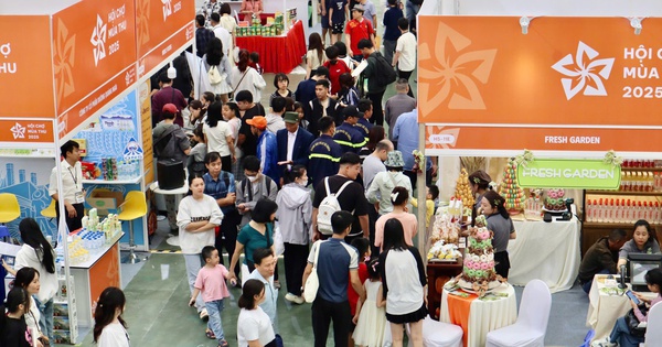 Đông đảo người dân đổ về Hội chợ mùa Thu ngày đầu mở cửa