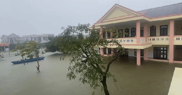 Xót xa cảnh xe máy bị nhấn chìm trong nước lũ ở Huế