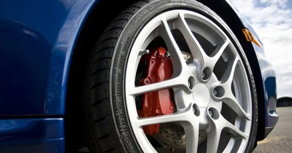 Vì sao mủ cao su màu trắng nhưng lốp xe lại màu đen?