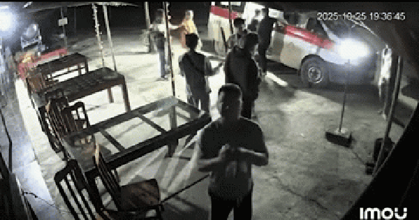 Sáng dậy phát hiện nhiều hộp lạ trong thùng rác, chủ quán xem camera thì thấy cảnh tượng bất ngờ lúc 19h