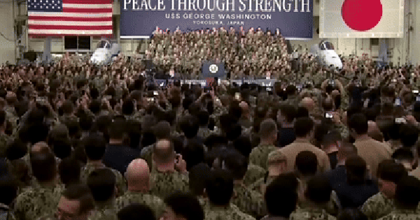 Binh lính Mỹ ở Nhật đồng loạt làm 1 điều khi Tổng thống Trump bước vào tàu sân bay USS George Washington