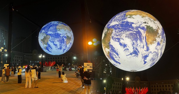 [Clip] Xuất hiện quả địa cầu đường kính 7 mét tại Hồ Tây, dân tình ồ ạt kéo tới chụp ảnh