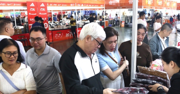 'Thiên đường' mua sắm tại Hội chợ mùa Thu 2025: La liệt hàng giảm giá 'sốc'