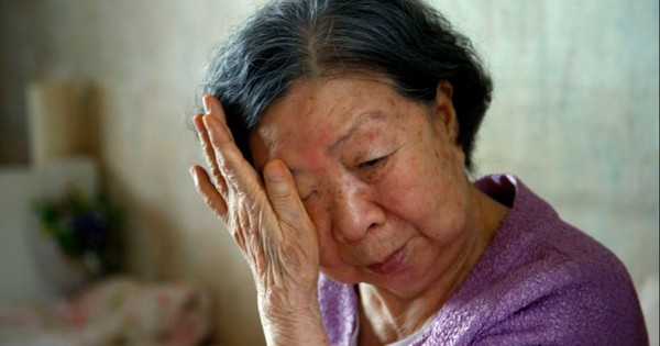 85 tuổi, cụ bà sống cùng cháu gái trong căn nhà lụp sụp không ánh nắng, bên cạnh là ngôi nhà 3 tầng của con trai: Lỗi là do tôi!