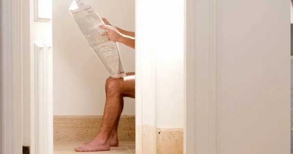 Nghiên cứu mới: Đi tiểu ngồi đặc biệt tốt với nam giới, giúp tránh căn bệnh 80% người mắc khi về già