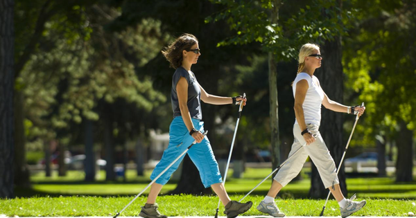 Nên đi bộ 45 phút hay chạy bộ tại chỗ 20 phút?