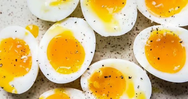 Trứng luộc ngon nhất khi lòng đỏ đặc sánh, lòng trắng mềm mịn - và đây là cách làm!