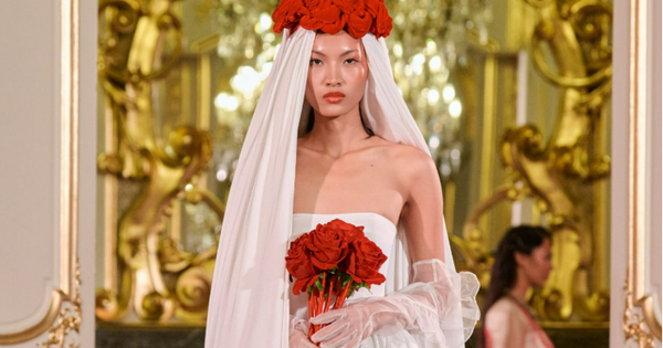 Quán quân The Face Tú Anh làm vedette, diện chiếc váy cưới tinh khôi giữa “Vườn địa đàng” của NTK Hà Linh Thư