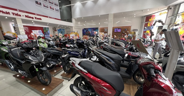 Qua thời hoàng kim, đại lý xe máy chật vật rao bán từng chiếc