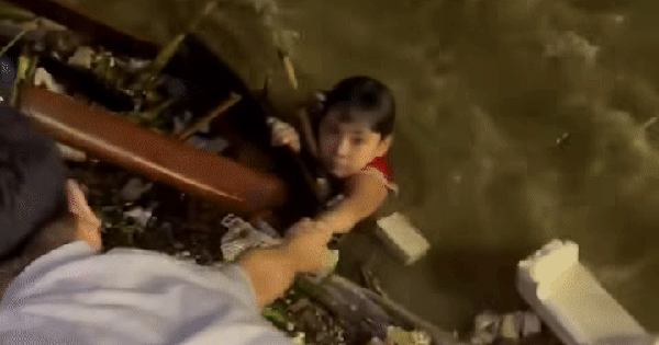 Khoảnh khắc sinh tử bé trai chới với giữa dòng nước lũ