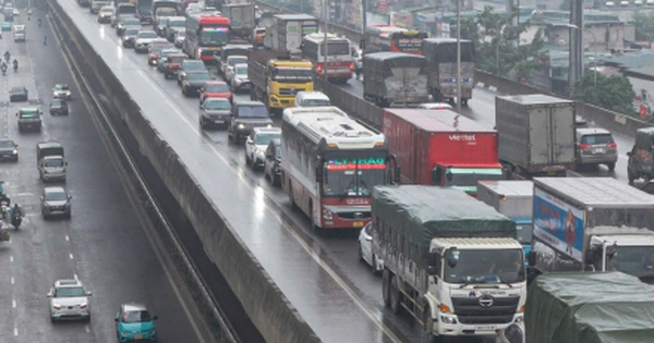 Hà Nội mịt mờ trong mưa lạnh, đường phố ùn tắc đến gần trưa