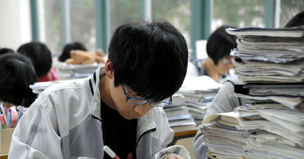 Nam sinh không làm được môn toán, lúc thi văn lại chỉ viết 28 chữ: Kết quả "gây sốc" khi đỗ thẳng vào đại học top đầu