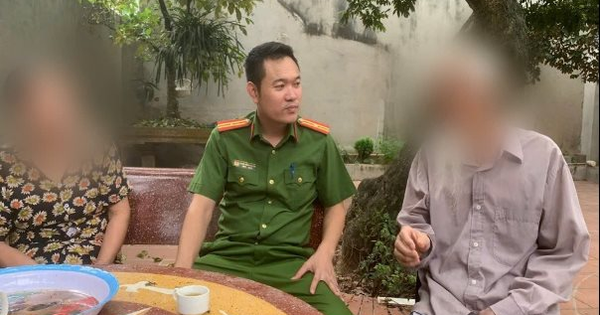 Quan sát camera ở nhà thấy bố mẹ nói chuyện điện thoại với biểu hiện sợ hãi, người đàn ông Hà Nội nhanh chóng báo Công an
