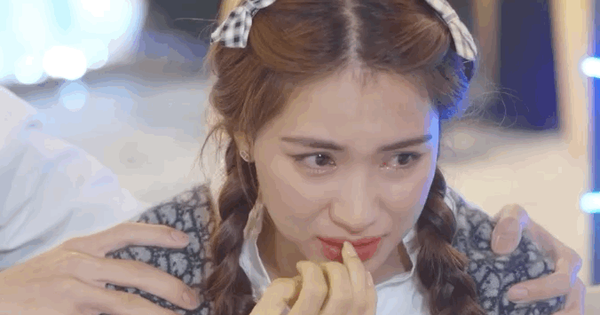 Chuyện gì khiến Hòa Minzy phải chống nạng, ngồi xe lăn?