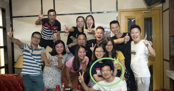 Đi họp lớp, người bạn giàu nhất phát cho mỗi người 1 phong bì: Về đến nhà tôi mở ra mà sững sờ với thứ bên trong