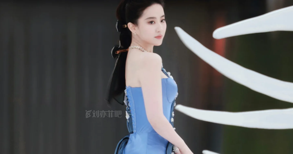 Mỹ nhân sở hữu "bóng lưng đẹp nhất Trung Quốc" có học vấn bất ngờ, tuổi U40 giàu đến nỗi xây biệt thự để nuôi 20 con mèo hoang