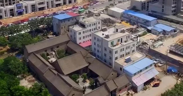 Gia chủ quyết không di dời, từ chối tiền đền bù 29 tỷ đồng, 2 năm chịu cảnh không điện nước, chuyên gia đến xem ngỡ ngàng: “Nhà này không thể phá”