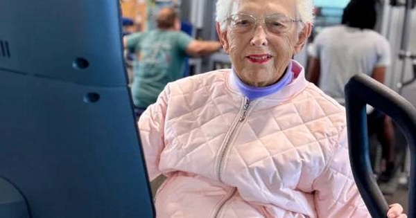 Người phụ nữ 100 tuổi gây sốt vì bài tập thể dục tại phòng gym tiết lộ bí quyết khỏe mạnh, đủ sức đến phòng tập 3 lần/tuần