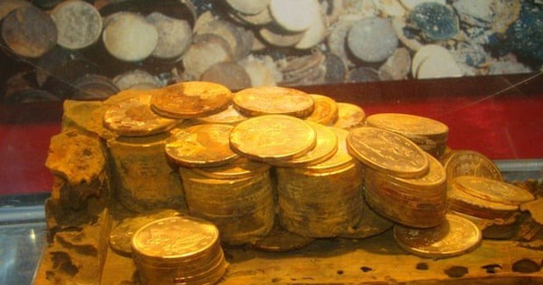 Đem 5 ký vàng của bà nội đi giám định sau tang lễ, cháu trai chết lặng trước kho báu