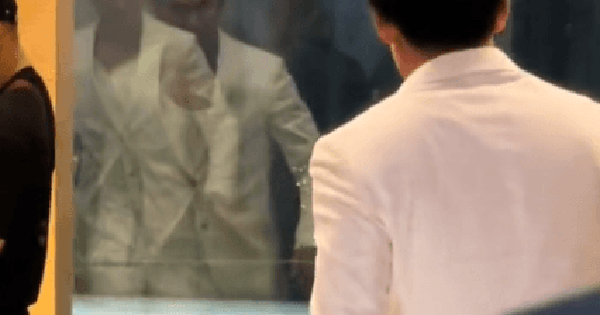 Nam thần Vbiz 20 năm rồi vẫn chẳng chịu già, còn giữ “kỷ lục” cả showbiz không ai dám giành