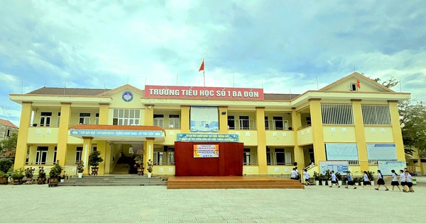 Nữ hiệu trưởng nói gì về khay cơm 25.000 đồng gây "bão" ở Quảng Trị?