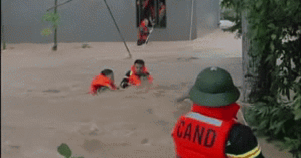 Gia đình 5 người gặp nguy hiểm trong dòng nước lũ, công an Bắc Ninh nhận tin báo khẩn cấp