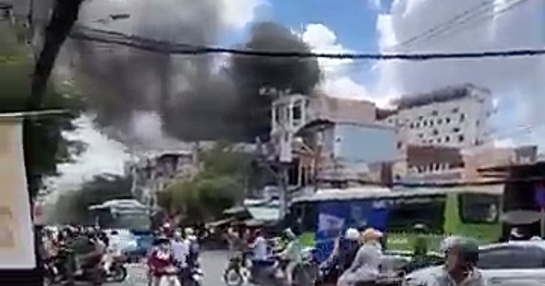 Khói ngùn ngụt bốc ra từ kho hàng chứa đồ nhựa ở TP HCM