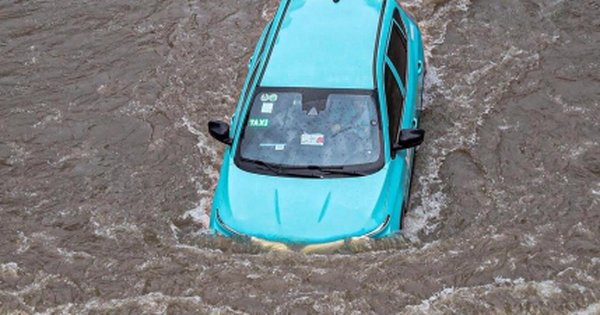 Hà Nội còn 23 tuyến đường úng ngập, có nơi sâu tới 1m, xe không thể lưu thông