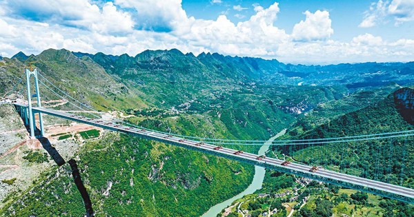 Trung Quốc xây cầu hơn 7.400 tỷ đồng bắc ngang qua “vết nứt của Trái đất”: Tích hợp cả khu du lịch trên không, du khách được ngồi uống cà phê ở độ cao hơn 600m
