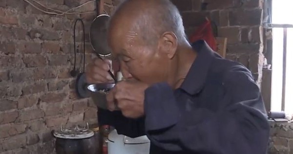 Cha già 92 tuổi cô độc trong căn nhà sắp đổ, 5 con trai ở biệt thự bao quanh, bị chỉ trích chỉ nói: "Không phải việc của tôi"