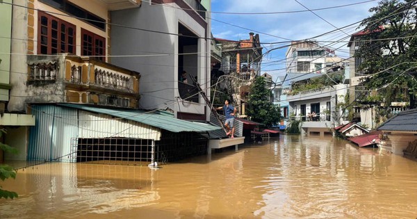 Lũ lịch sử 60 năm ở Thái Nguyên, dân bắc thang lên tầng 2 chạy lụt