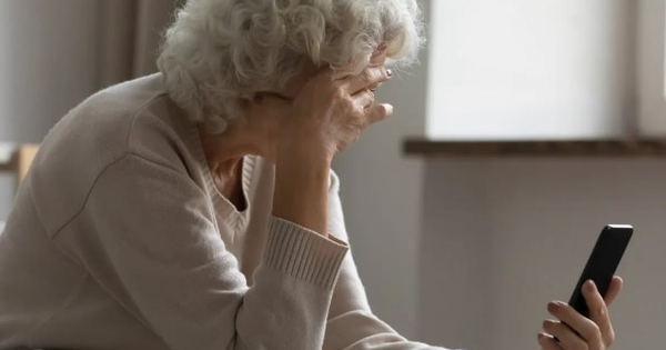 Cụ bà U70 đi sự kiện nhận quà miễn phí, 1 năm sau được thông báo nợ 5 gói bảo hiểm, tổng 500 triệu đồng: "Nhân viên nói không phải khoản vay, chỉ cần tôi ký giúp"