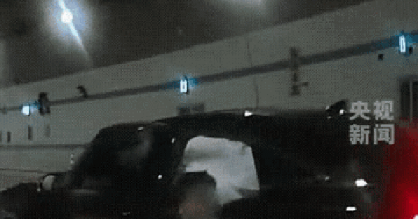 Cậu bé quỳ bên ô tô, xin người đi đường giúp đỡ, netizen biết chuyện đều khen: Em được nuôi dạy tốt quá