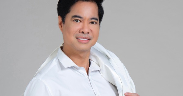 "Ông hoàng nhạc sến" Vbiz: Bỏ 1 triệu đô mua bảo hiểm trinh tiết, đúc tượng chính mình từ 1.000 cây vàng