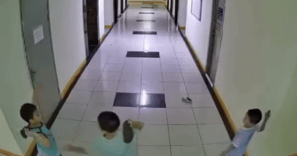 Bất ngờ số tiền gia đình bé trai chơi ném dép dẫn tới hỏng 2 thang máy phải bồi thường