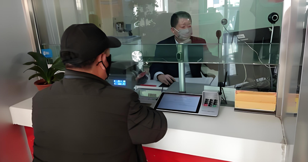 Người đàn ông mang hết 18,5 tỷ đồng tiền đền bù đất đi mua bảo hiểm, 5 năm sau đến rút thì được thông báo: “Đến lúc ông 100 tuổi hãy quay lại”