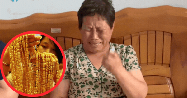 Tích vàng suốt 10 năm, chứng kiến giá tăng từng ngày, người phụ nữ 50 tuổi ở Trung Quốc bỗng bất lực: Tôi thất bại rồi!