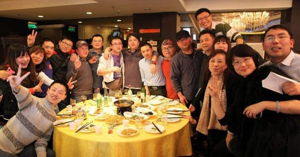 Họp lớp báo 23 người tham gia, lúc đi ăn lại thành 52 người: Ăn xong tôi lặng lẽ rời nhóm chat!