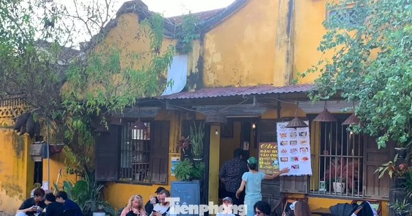 Phố cổ Hội An sạch tinh tươm, du khách tấp nập sau bão