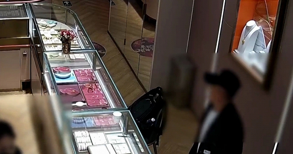 Cậu bé mang 5 chỉ vàng đi bán, chủ tiệm chỉ trả gần 700.000 đồng, cha mẹ biết chuyện lại cảm ơn rối rít