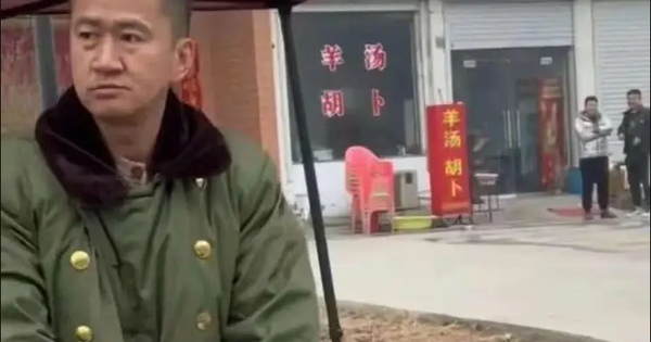 Bắt gặp nam diễn viên phim giờ vàng về quê bán mỳ, có 5 triệu fan mà tiền cát xê không đủ mua thuốc cảm