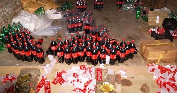 Đột kích một nhà máy, công an triệt phá đường dây sản xuất nước ngọt giả quy mô lớn, tịch thu 25.000 lít hóa chất cùng hàng loạt chai lọ, máy trộn công nghiệp