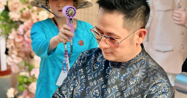 Nam ca sĩ sở hữu biệt thự 2.000 m2 ở Mỹ và Việt Nam: Ngoài 50 hôn nhân viên mãn bên vợ kém 17 tuổi