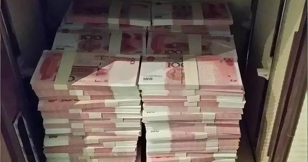 Tối bỏ hơn 264 triệu đồng tiền mặt vào két sắt, sáng hôm sau đã “bay mất” 36 triệu: Cảnh sát kiểm tra camera, triệu tập 2 đối tượng