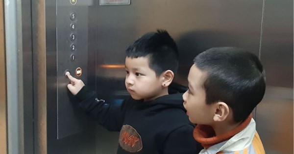 Vào thang máy, nhìn thấy hành xử này của những đứa trẻ, tôi liền biết ngay chúng được gia đình dạy dỗ rất tốt