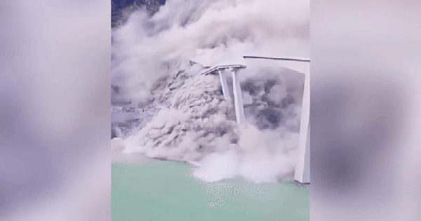 Cầu vượt cao tốc dài 750m sập, những trụ cầu cao bằng cả tòa nhà đổ như domino: Mới hoàn thành đầu năm, nhà chức trách không đề cập tới lỗi thi công hay thiết kế